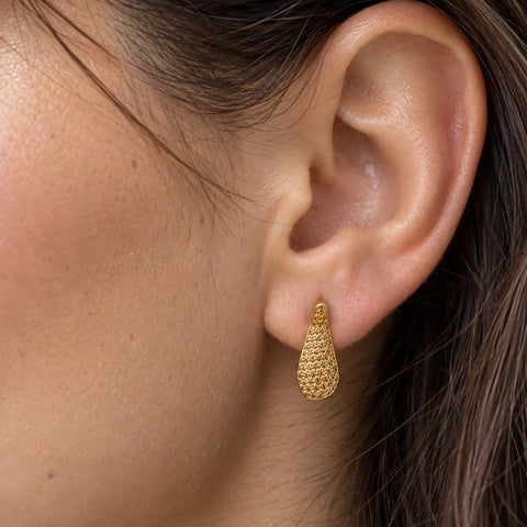 Filigree Teardrop – Tropfen-Ohrstecker mit Filigran-Struktur aus 750 Gold Suzan Gold