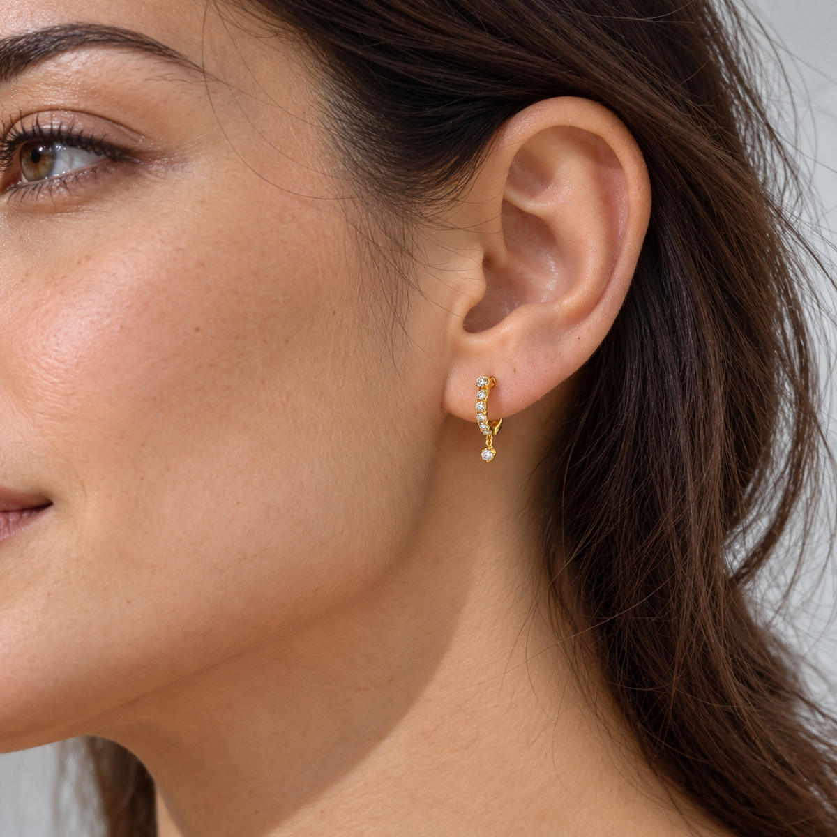Sparkle Drop Huggie – Klappcreolen mit Zirkonia-Reihe und Tropfen-Anhänger aus 750 Gold Suzan Gold