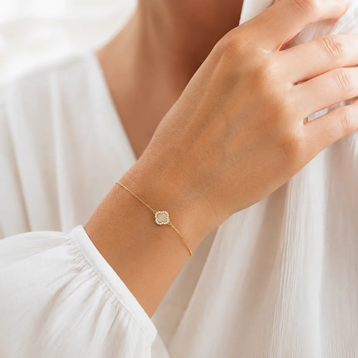 Halo Clover – Kleeblatt-Armband mit Zirkonia-Rand aus 585 Gold Suzan Gold