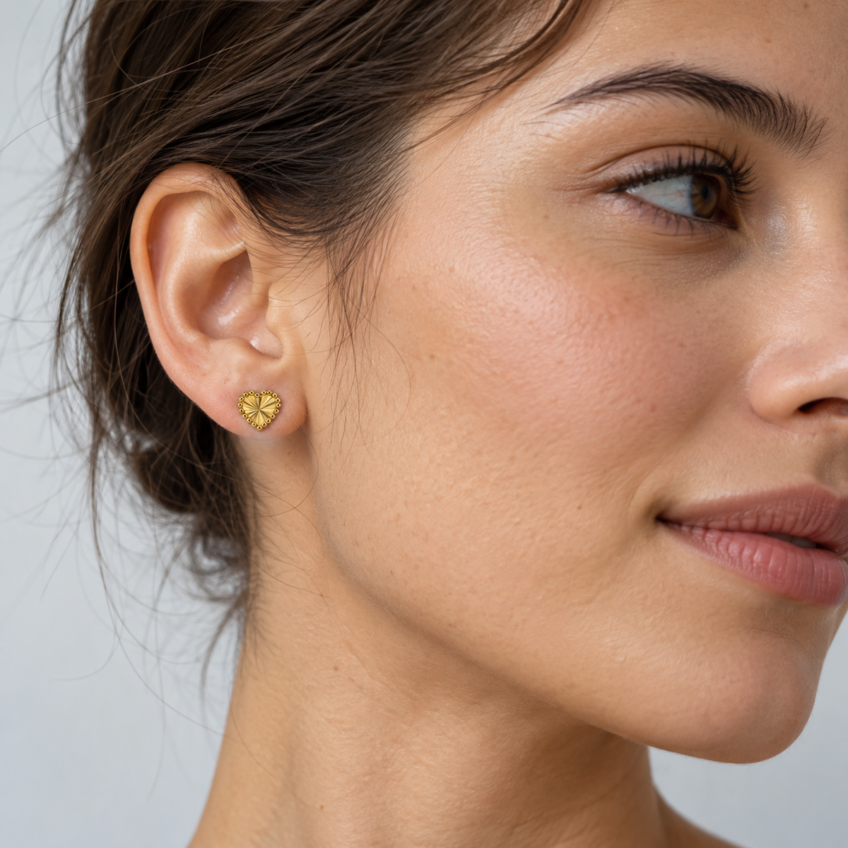 Sunburst Heart – Herz-Ohrstecker mit Strahlenmuster und Perlrand aus 750 Gold Suzan Gold