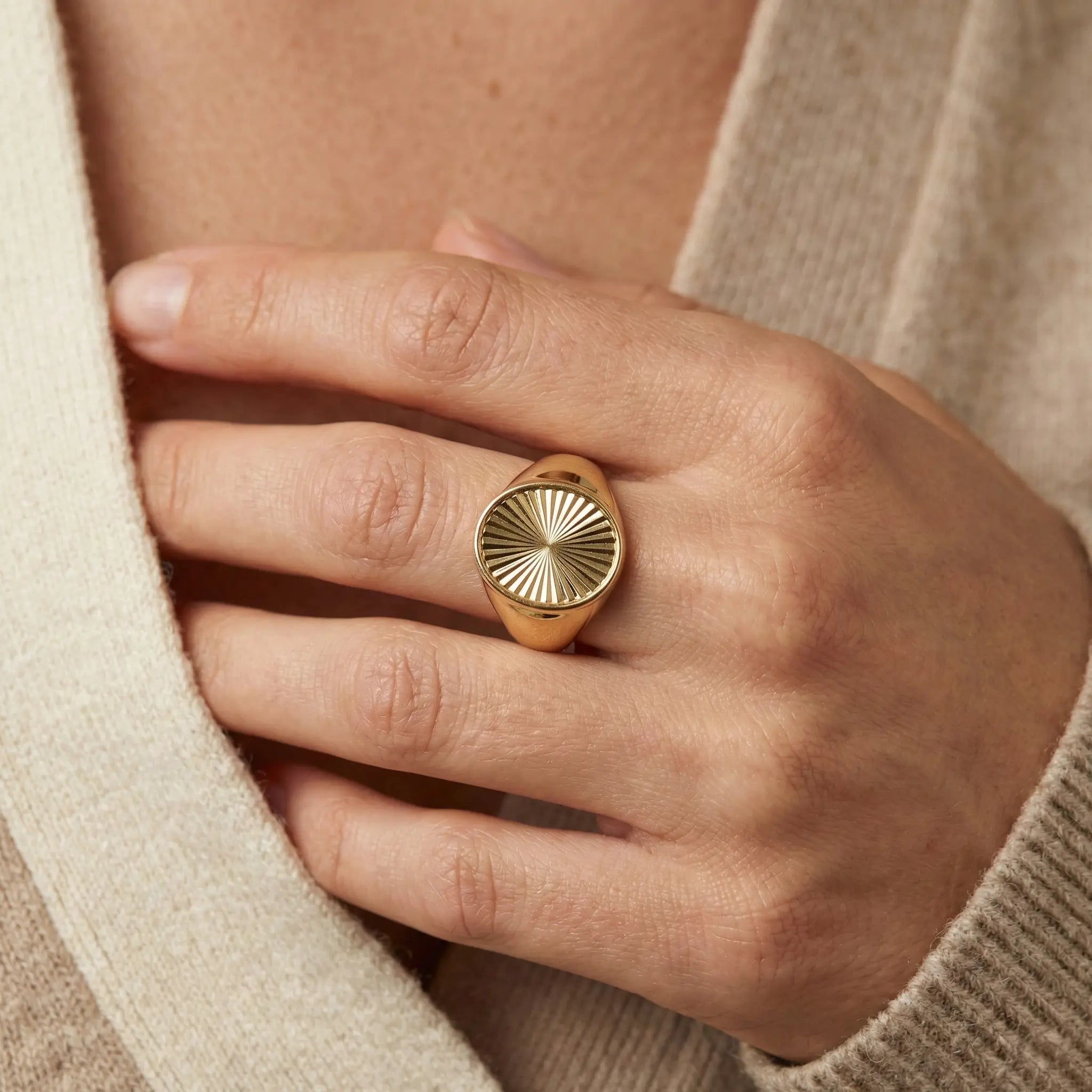 Solarius Crest – 375 Echtgold Siegelring rund - Suzan GoldRing