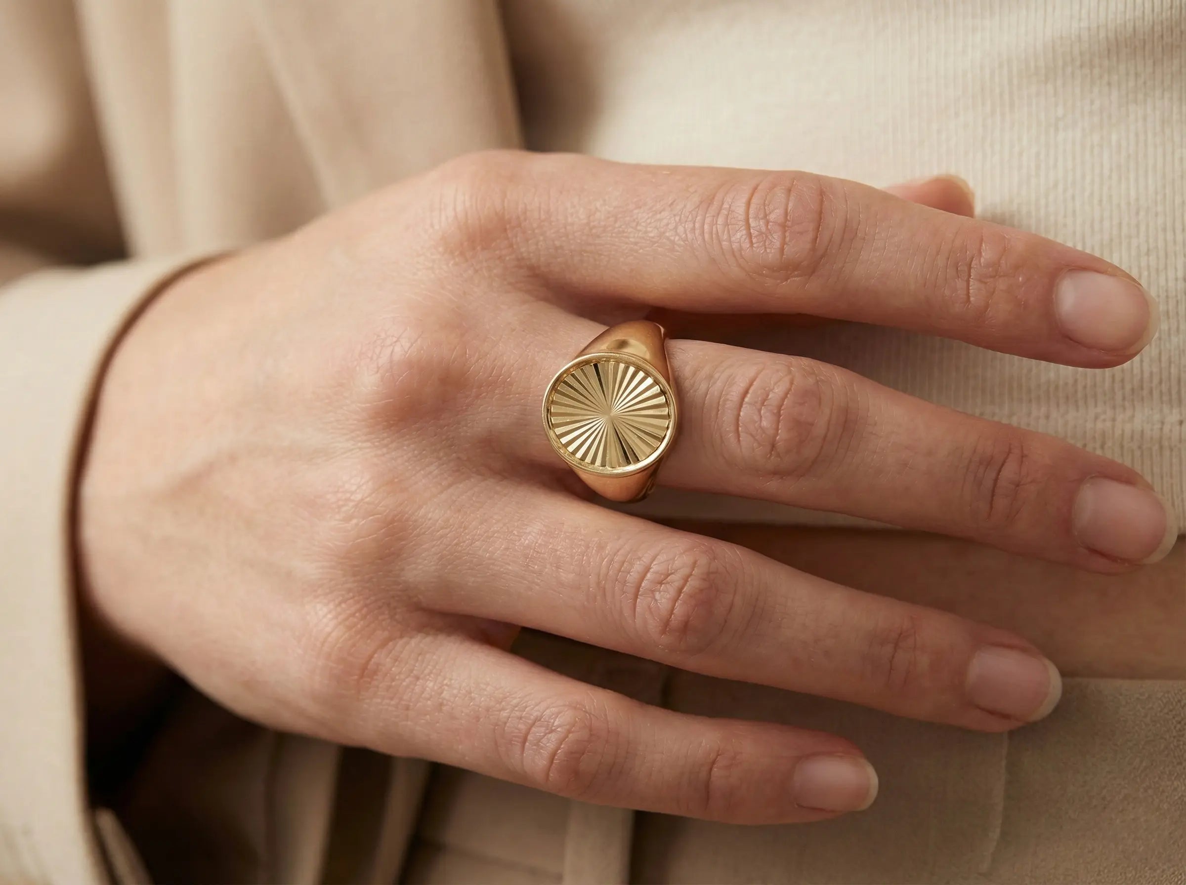 Solarius Crest – 375 Echtgold Siegelring rund - Suzan GoldRing