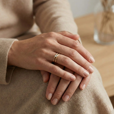 Lunelle Duo – 375 Echtgold Ring mit rundem Zirkonia Solitär im Doppelband - Design - Suzan GoldRing