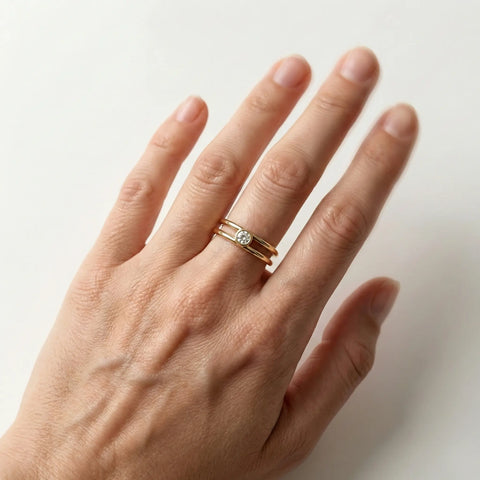 Lunelle Duo – 375 Echtgold Ring mit rundem Zirkonia Solitär im Doppelband - Design - Suzan GoldRing