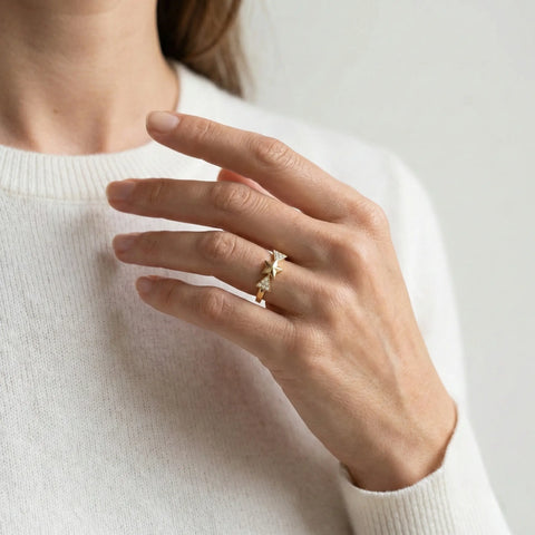 Stellara Crest – 375 Echtgold Ring mit Sternmotiv und Zirkonia Akzenten - Suzan GoldRing