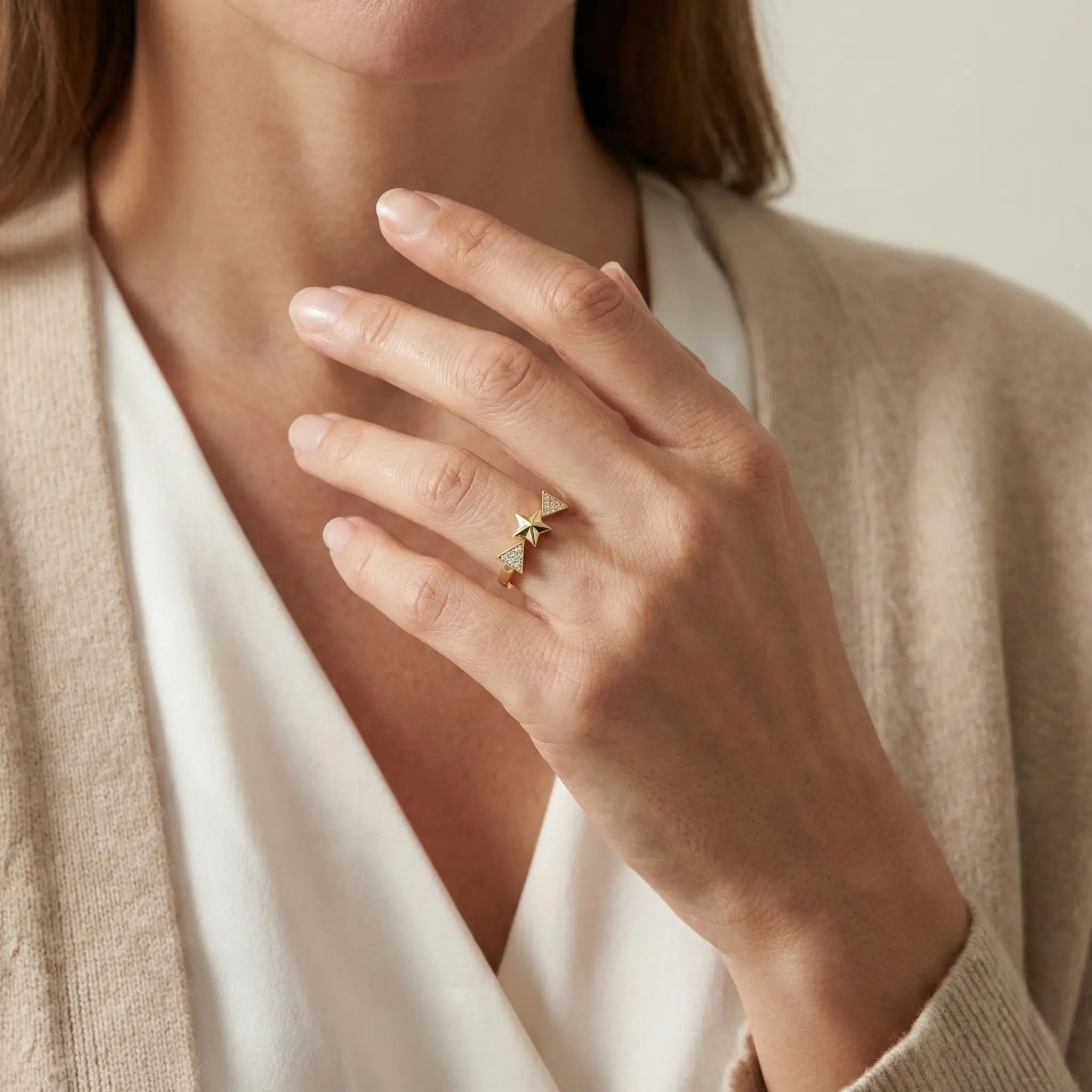Stellara Crest – 375 Echtgold Ring mit Sternmotiv und Zirkonia Akzenten - Suzan GoldRing