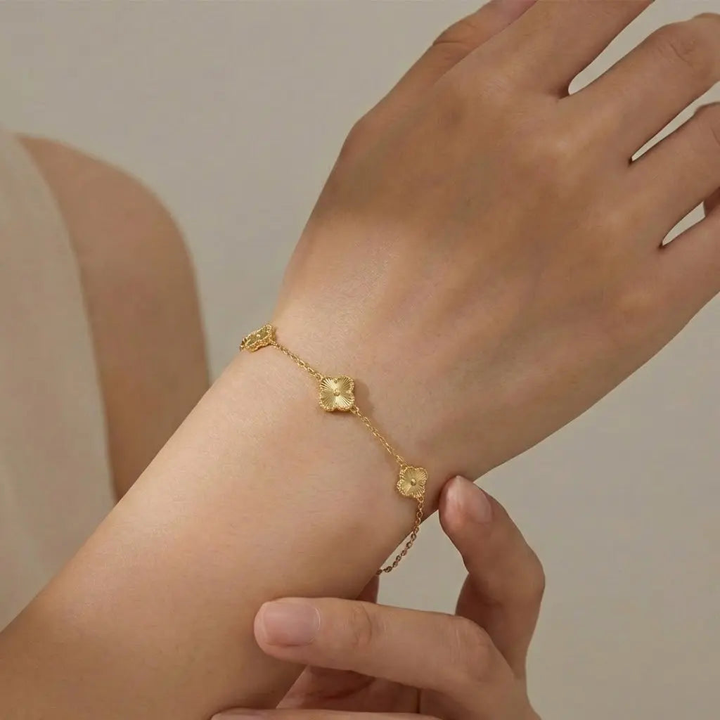 Lunaria Clover Bracelet – Zartes Armband mit drei Kleeblättern aus 375 Echtgold - Suzan GoldArmbänder