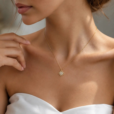 Clover Aurora – Kleeblatt-Halskette mit Zirkonia-Halo aus 585 Gold Suzan Gold