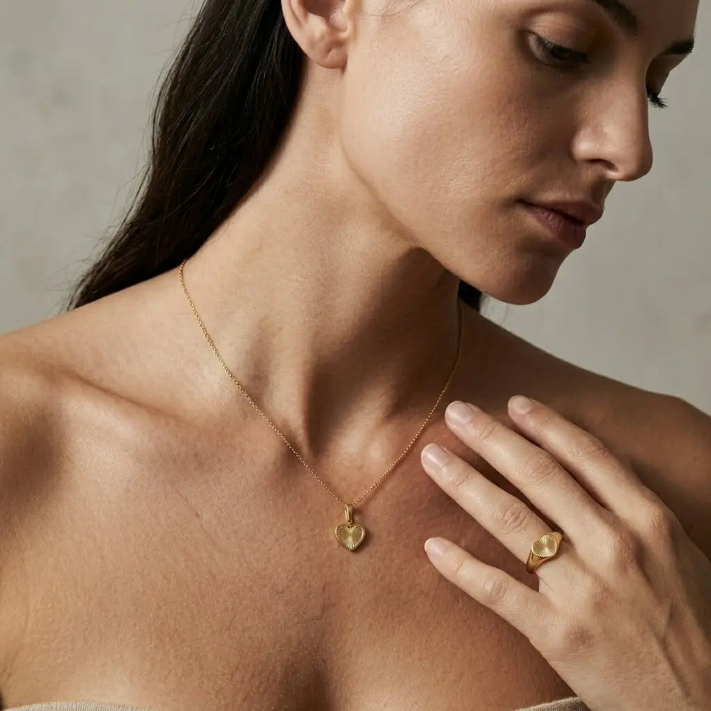 Crucelle Heart Signet Set – 375 Echtgold Schmuckset mit Herz Ring & Halskette - Suzan Gold