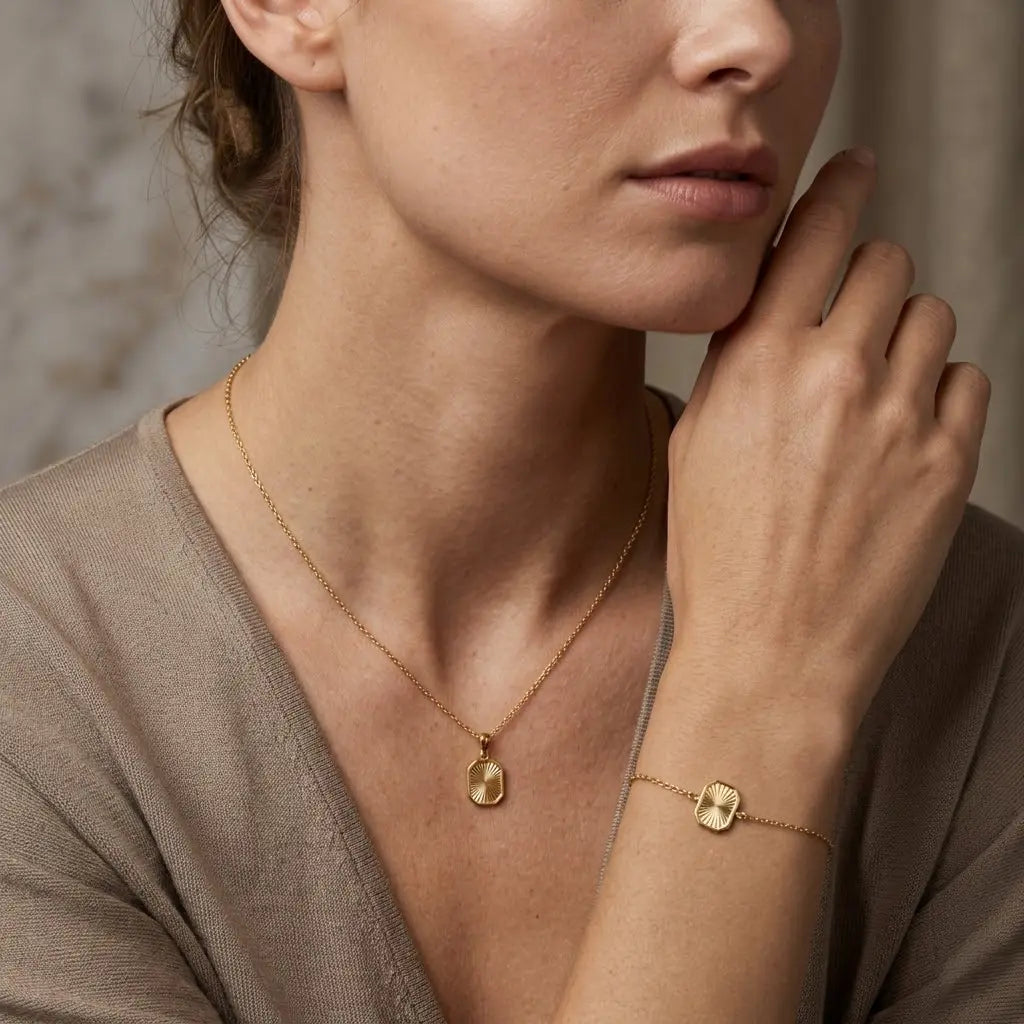 Crucelle Sun Plate Set – 375 Echtgold Schmuckset mit Platten Anhänger Halskette & Armband - Suzan Gold