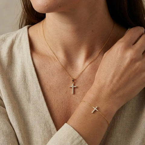 Crucelle Spark Set – 375 Echtgold Schmuckset mit Kreuz Halskette & Armband - Suzan Gold
