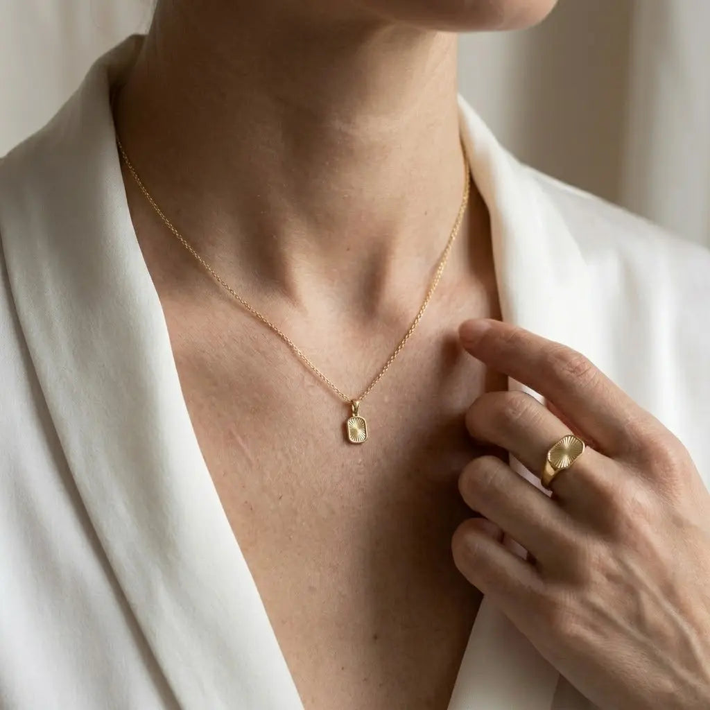 Crucelle Sun Signet Set – 375 Echtgold Schmuckset mit Ring & Halskette Sonnenschliff - Suzan Gold