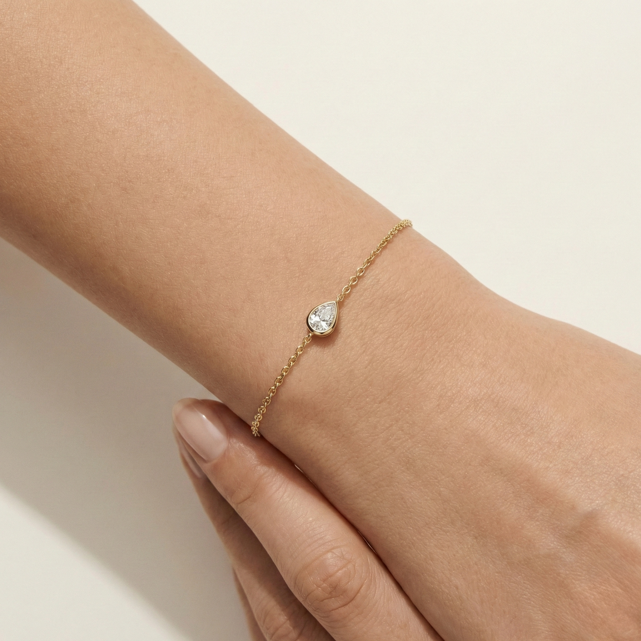 Solinia Glow – 375 Echtgold Armband mit rundem Zirkonia Solitär Anhänger