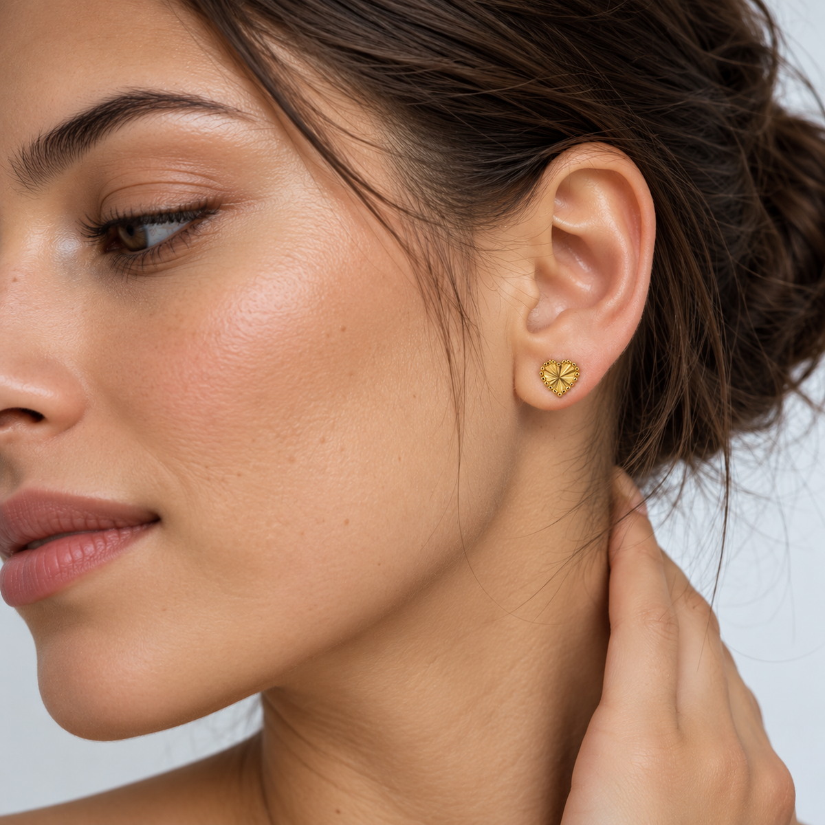 Sunburst Heart – Herz-Ohrstecker mit Strahlenmuster und Perlrand aus 750 Gold Suzan Gold