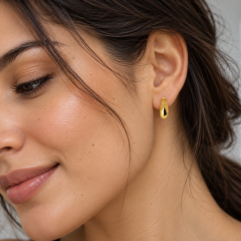 Glossy Teardrop – Tropfen-Ohrstecker mit Filigran und Glanz-Detail aus 750 Gold Suzan Gold