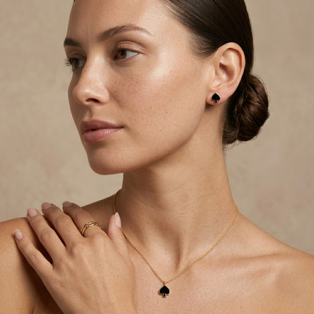 Noirelle Duo – 925 Silber Schmuckset vergoldet mit schwarzem Herz Anhänger & Ohrsteckern Suzan Gold