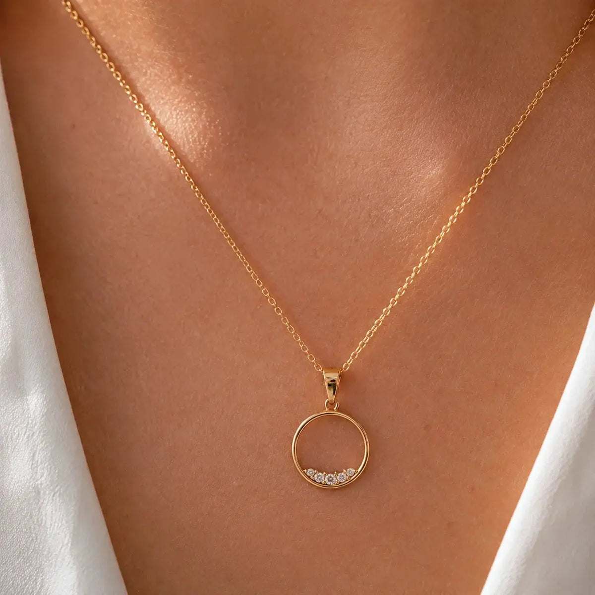 Cluster Circle – Halskette mit Zirkonia-Cluster aus 585 Gold Suzan Gold