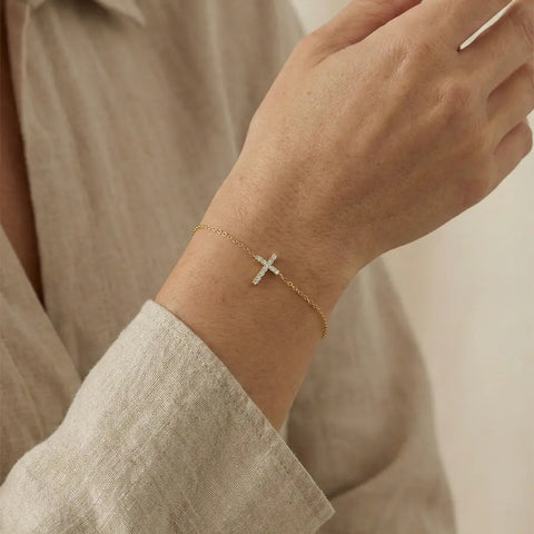 Cruxelle Shine – 375 Echtgold Armband mit Kreuzanhänger & Zirkonia - Suzan GoldArmbänder