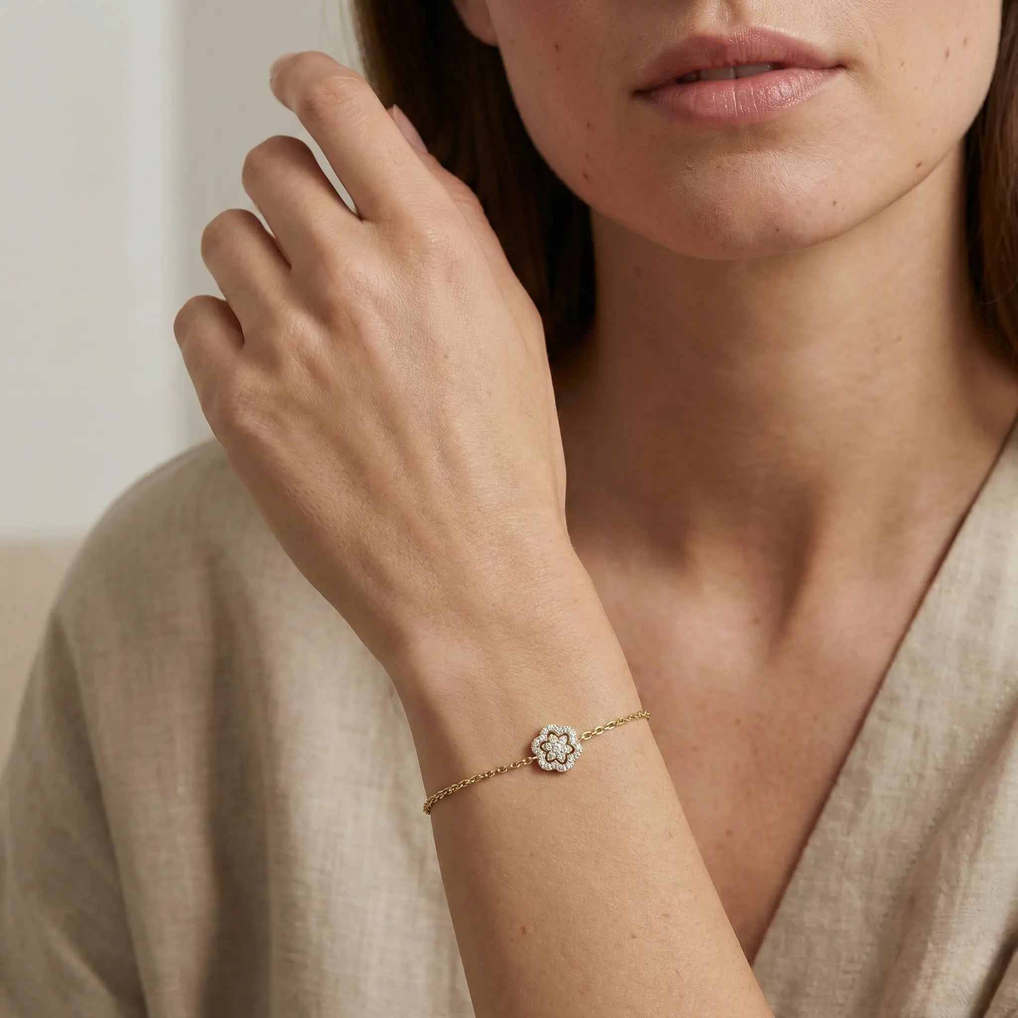 Floravia Bloom – 375 Echtgold Armband mit floralem Zirkonia Blütenmotiv - Suzan GoldArmbänder