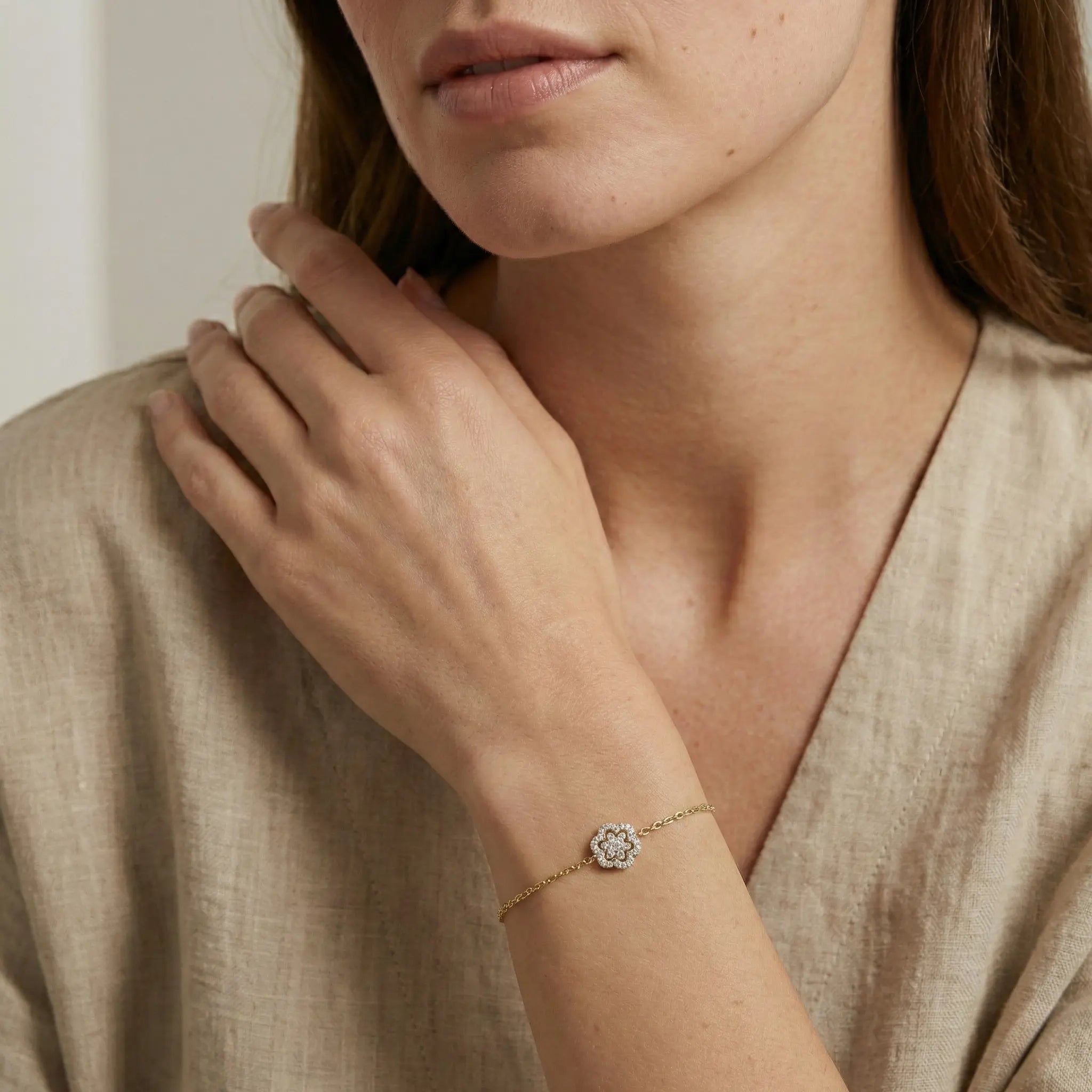 Floravia Bloom – 375 Echtgold Armband mit floralem Zirkonia Blütenmotiv - Suzan GoldArmbänder