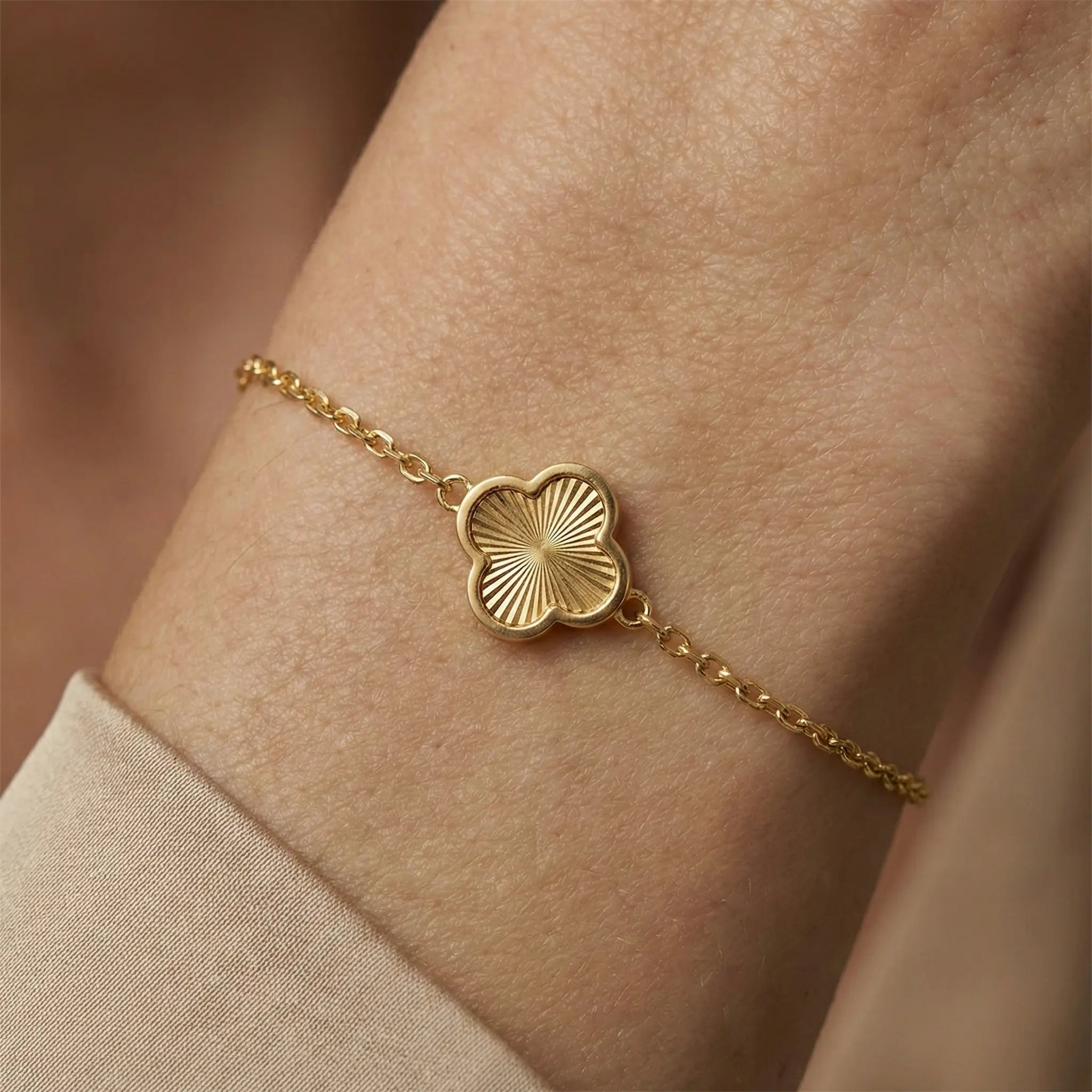 Solena Bloom – 375 Echtgold Armband mit graviertem Blütenmotiv - Suzan GoldArmbänder