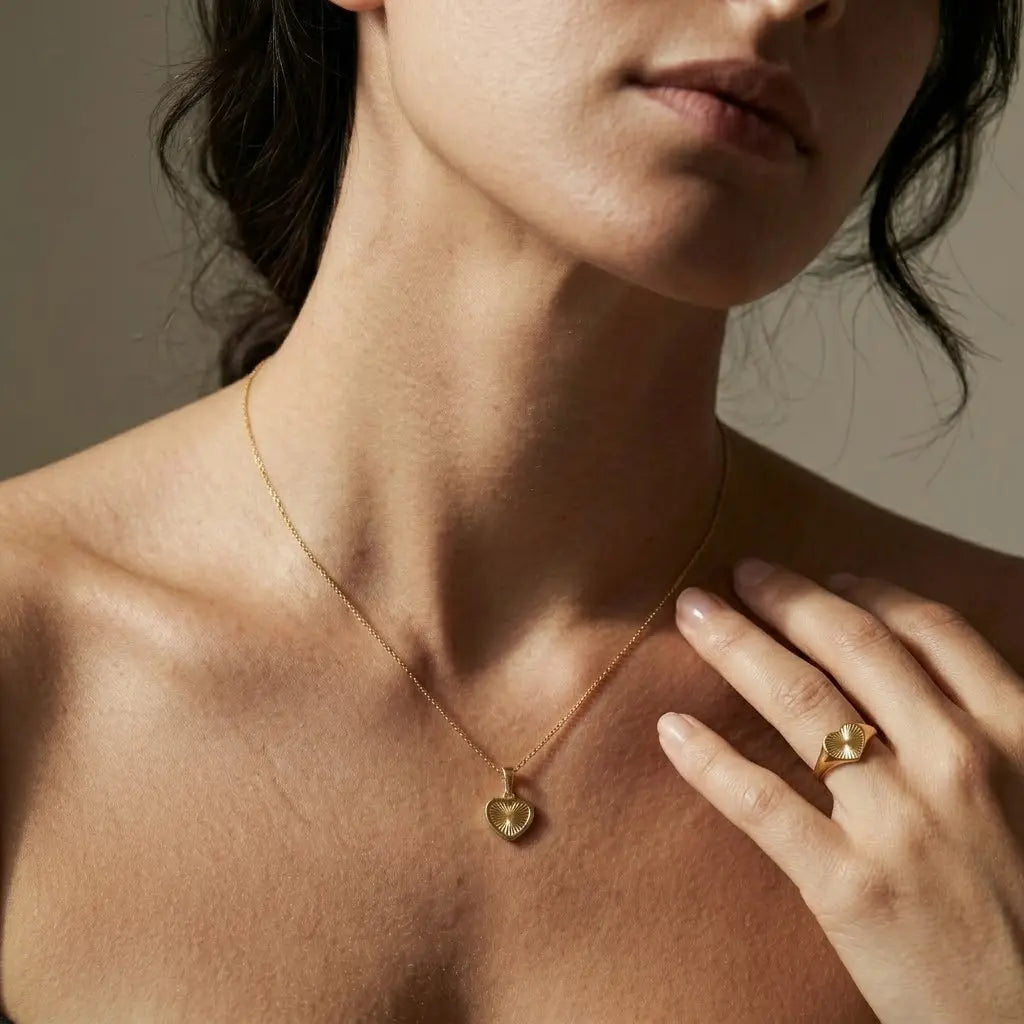 Crucelle Heart Signet Set – 375 Echtgold Schmuckset mit Herz Ring & Halskette - Suzan Gold