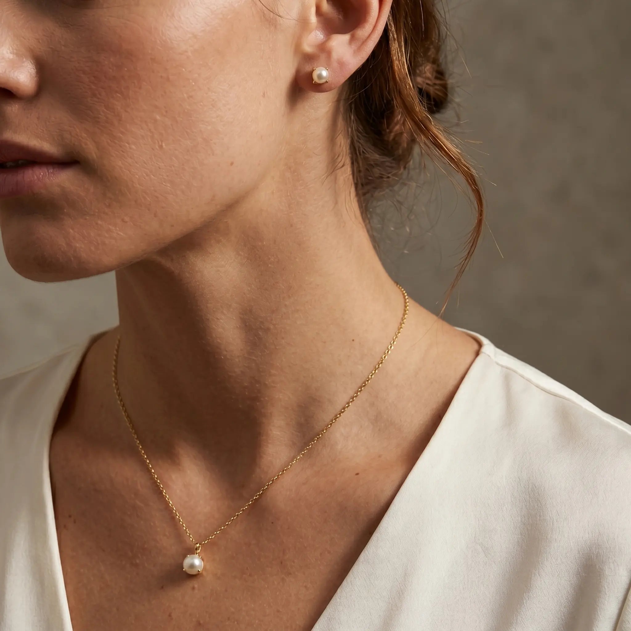 Pearlora Elegance Set – 375 Echtgold Schmuckset mit Perlen Halskette & Ohrsteckern - Suzan Gold