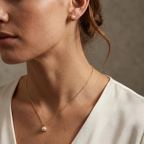 Pearlora Elegance Set – 375 Echtgold Schmuckset mit Perlen Halskette & Ohrsteckern - Suzan Gold