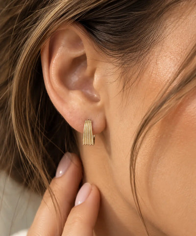 Ribbed Hoop – Gerippte Creolen aus 585 Gold Suzan Gold