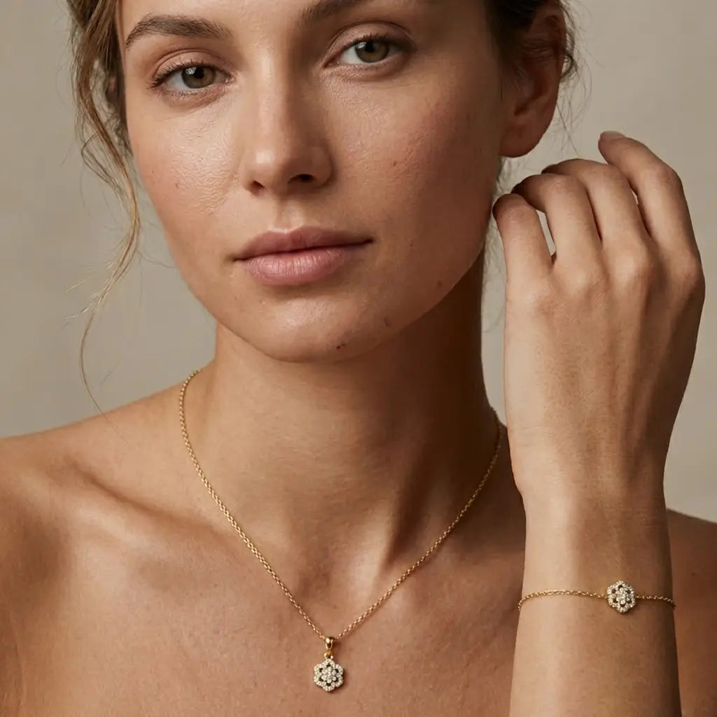 Crucelle Flower Spark Set – 375 Echtgold Schmuckset mit Blumen Anhänger Halskette & Armband - Suzan Gold