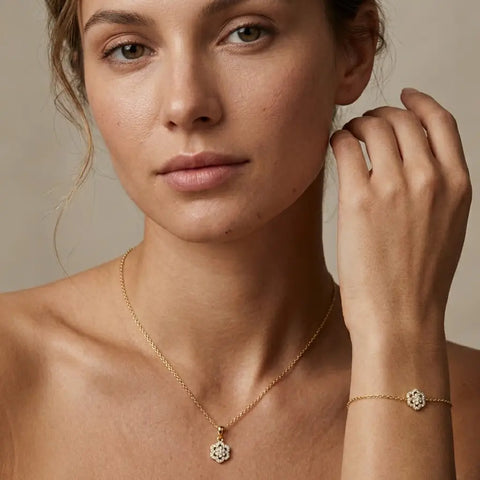 Crucelle Flower Spark Set – 375 Echtgold Schmuckset mit Blumen Anhänger Halskette & Armband - Suzan Gold