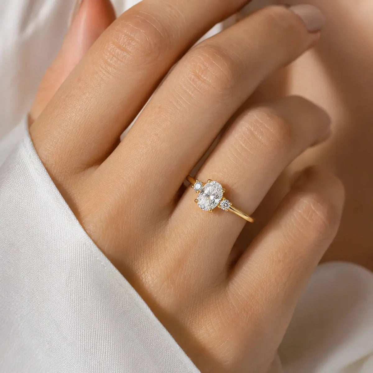 Oval Aurora – Ring mit ovalem Zirkonia-Solitär und Seitensteinen aus 585 Gold Suzan Gold