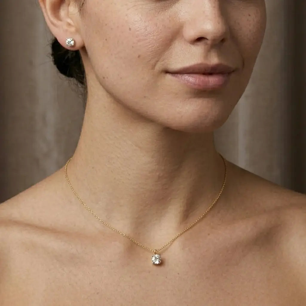 Soléa Diamond Set – 375 Echtgold Schmuckset mit Zirkonia Halskette & Ohrsteckern - Suzan Gold