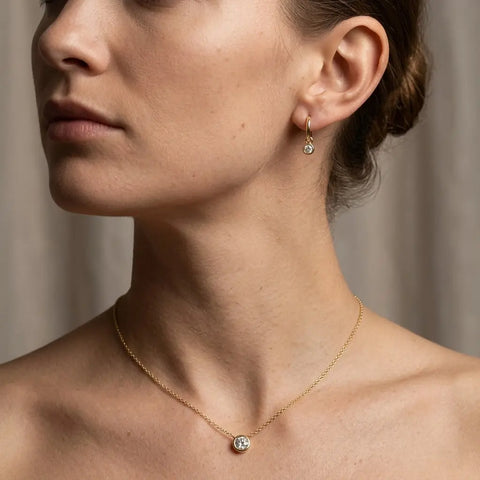 Cirélia Solitär Set – 375 Echtgold Schmuckset mit Solitär Halskette & Creolen - Suzan Gold