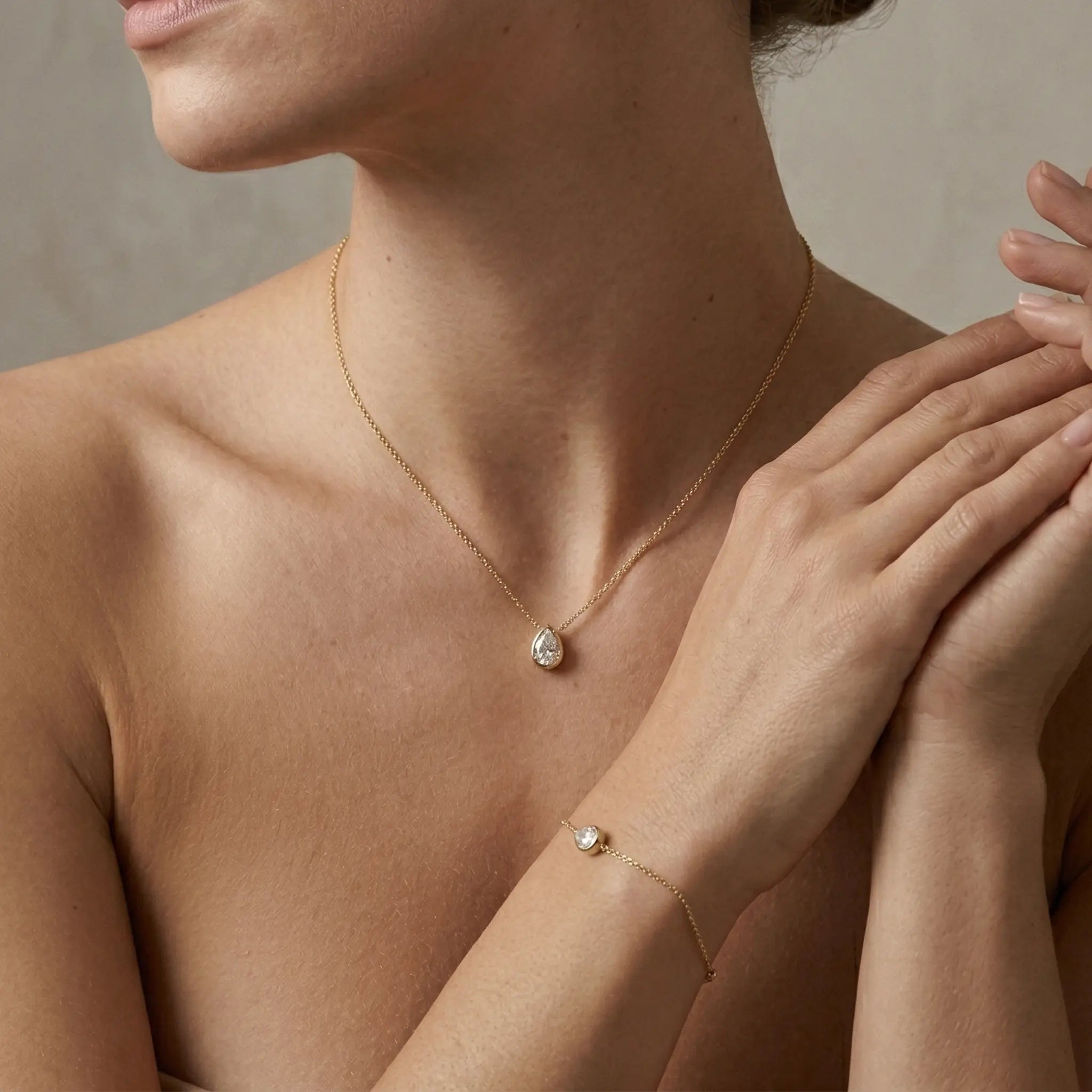 Aurelia Drop Set – 375 Echtgold Schmuckset mit Tropfen Anhänger Halskette & Armband - Suzan Gold