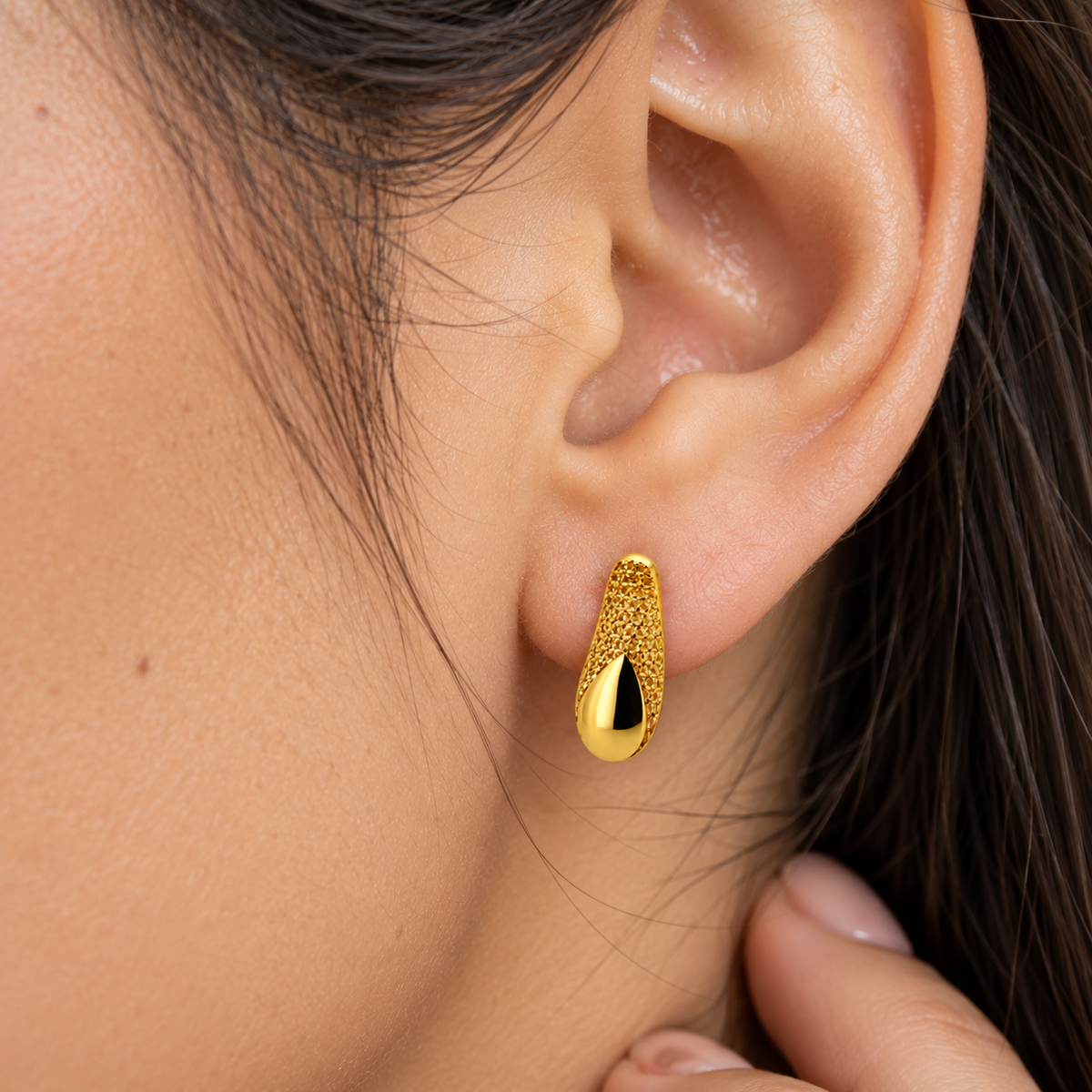 Glossy Teardrop – Tropfen-Ohrstecker mit Filigran und Glanz-Detail aus 750 Gold Suzan Gold