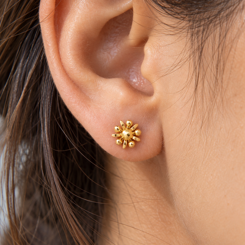 Starburst – Blüten-Ohrstecker mit diamantierten Kugeln aus 750 Gold Suzan Gold