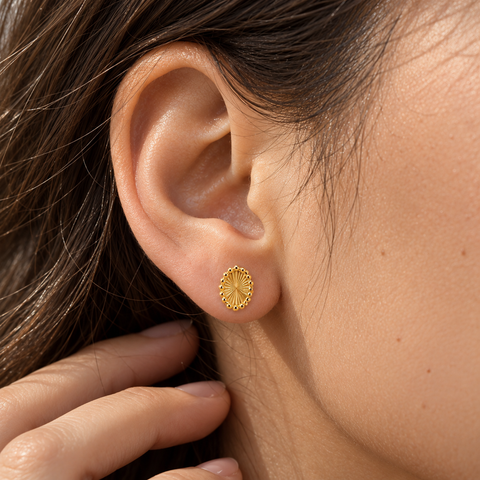 Sunburst Oval – Ovale Ohrstecker mit Strahlenmuster und Perlrand aus 750 Gold Suzan Gold