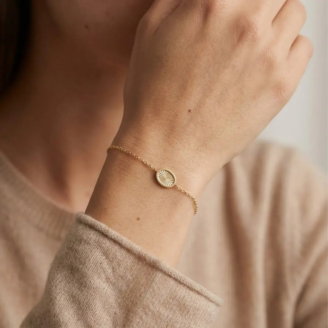 Solaria Ray – 375 Echtgold Armband mit rundem Sonnengravur - Motiv - Suzan GoldArmbänder
