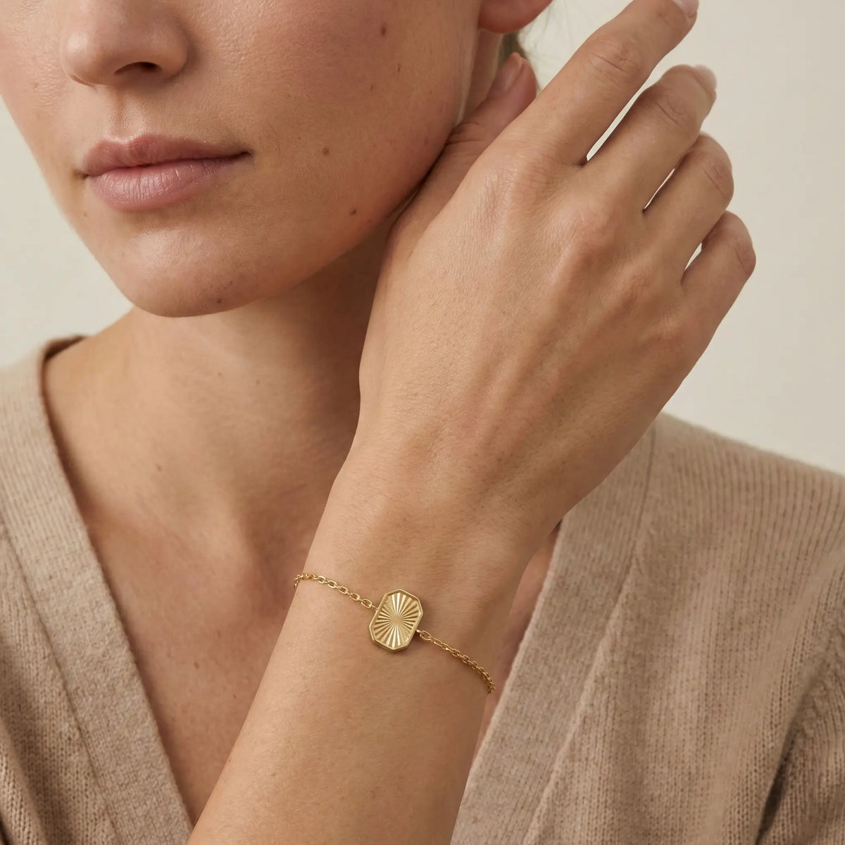 SolaraRay – 375 Echtgold Armband mit Sonnenrelief Anhänger - Suzan GoldArmbänder