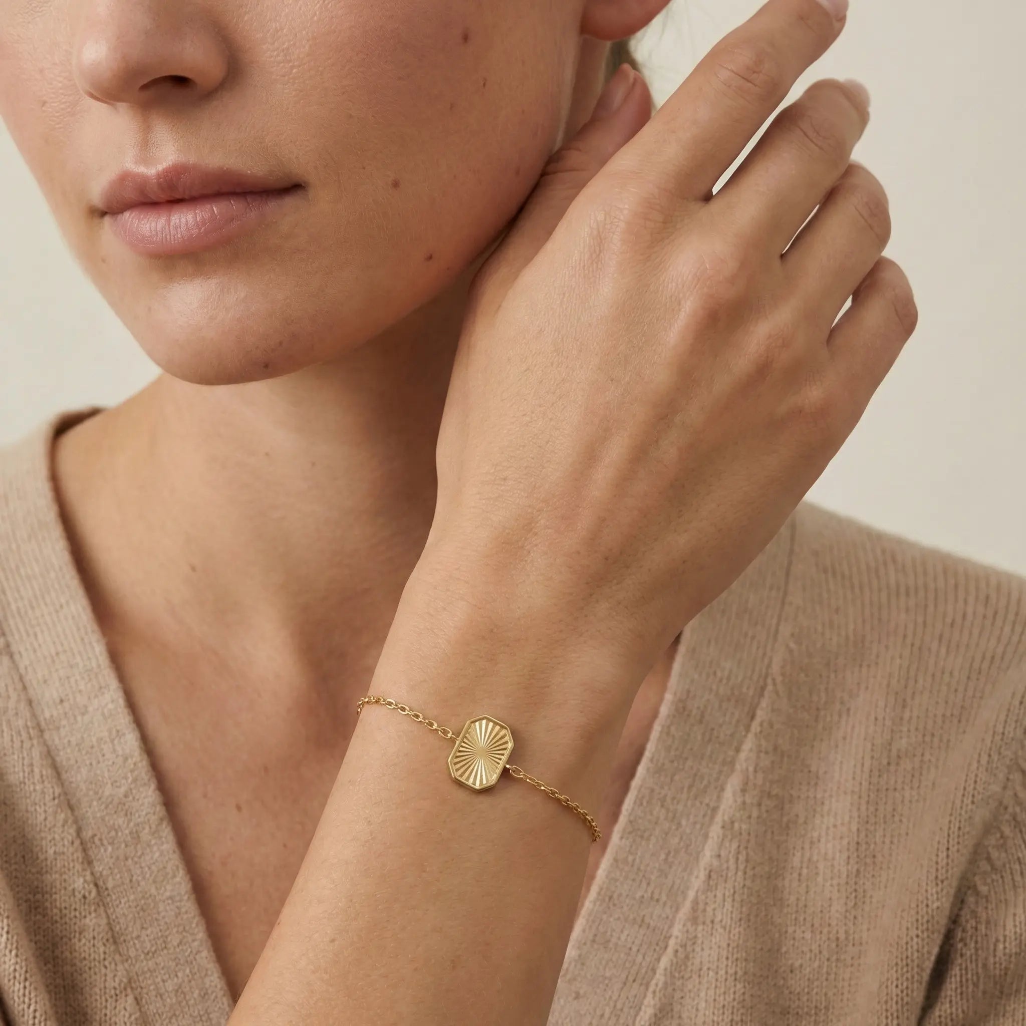 SolaraRay – 375 Echtgold Armband mit Sonnenrelief Anhänger Suzan Gold
