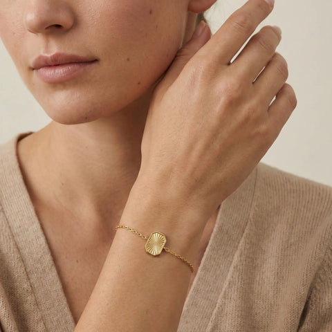 SolaraRay – 375 Echtgold Armband mit Sonnenrelief Anhänger Suzan Gold