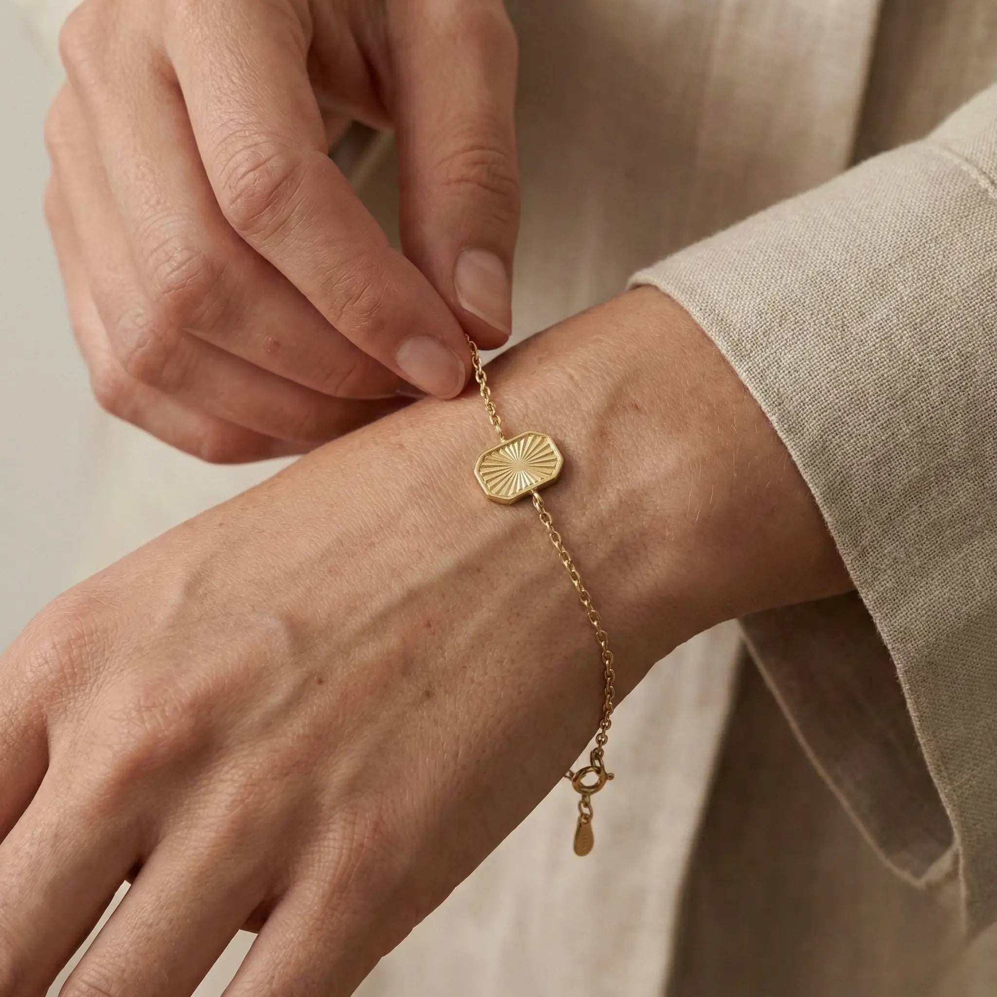 SolaraRay – 375 Echtgold Armband mit Sonnenrelief Anhänger Suzan Gold