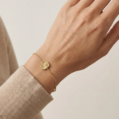 SolaraRay – 375 Echtgold Armband mit Sonnenrelief Anhänger Suzan Gold