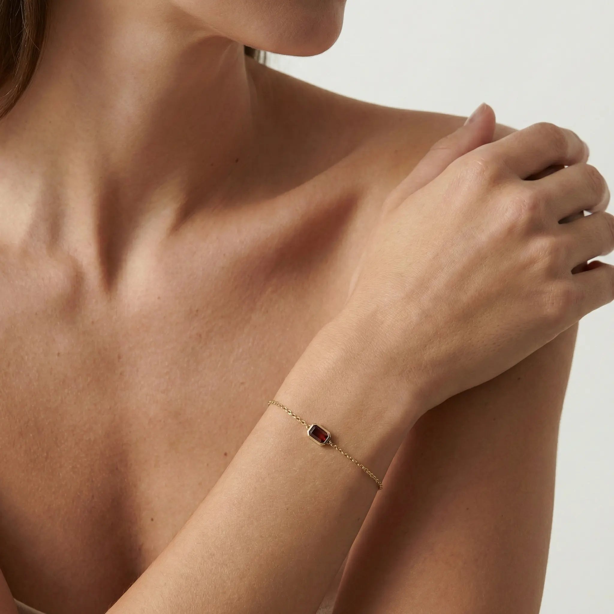 Aurielle Spark – 375 Echtgold Armband mit rechteckigem Zirkonia Anhänger - Suzan GoldArmbänder
