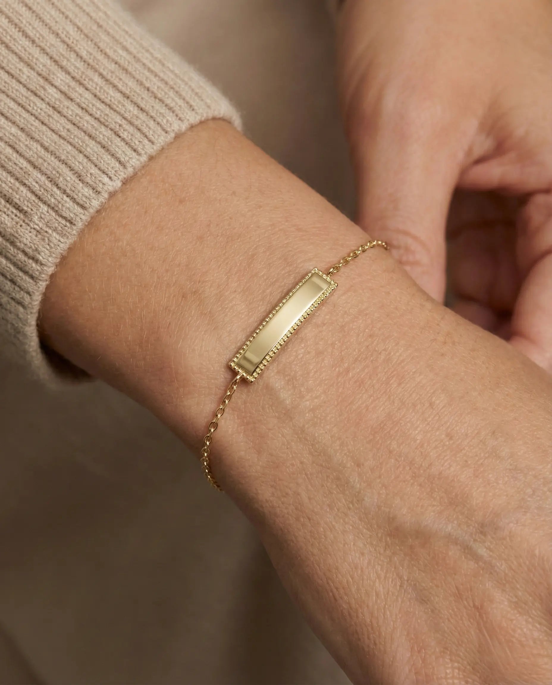 BarLuxe – 375 Echtgold Armband mit Gravurplatte - Suzan GoldArmbänder