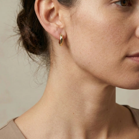 TréviaGlow – 375 Echtgold Creolen mit facettiertem Design - Suzan GoldOhrringe