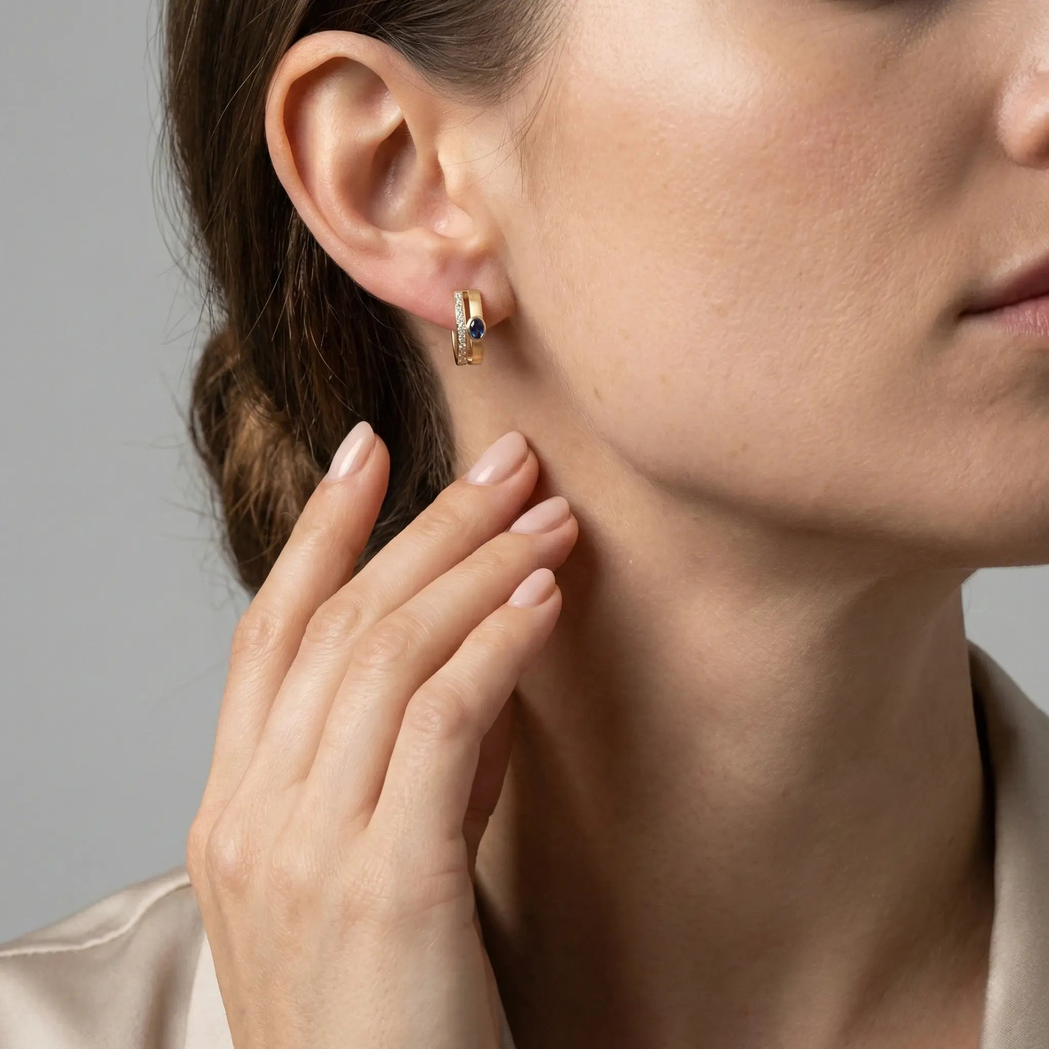 SapphireLuxe – 375 Echtgold Creolen mit blauem Stein - Suzan GoldOhrringe