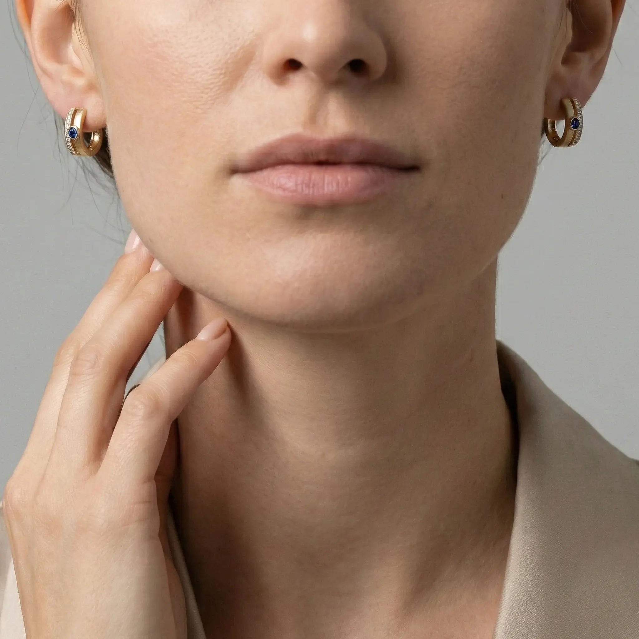 SapphireLuxe – 375 Echtgold Creolen mit blauem Stein - Suzan GoldOhrringe