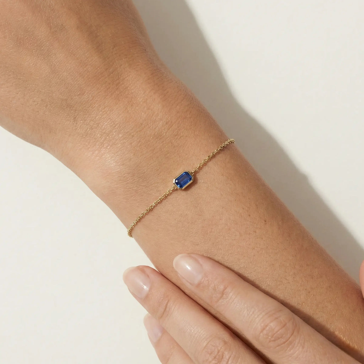 Aurielle Spark – 375 Echtgold Armband mit rechteckigem Zirkonia Anhänger - Suzan GoldArmbänder
